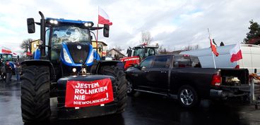 Kilkadziesiąt ciągników wyjechało dziś na drogi powiatu wieluńskiego. Rolnicy protestowali przeciw unijnej polityce rolnej